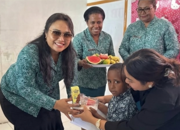 Ketua TP PKK Mamberamo Tengah Berikan Asupan Bergizi bagi Anak PAUD Broges