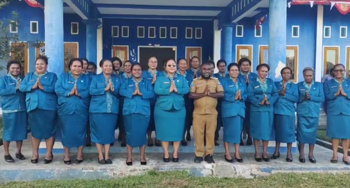 Ketua TP PKK Mamteng Lantik Pengurus TP PKK Distrik Kobakma